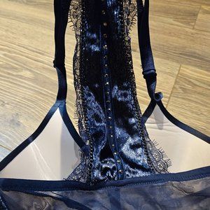 Victoria Secret navy blue lace and velvet front hook underwire bra 32ddd